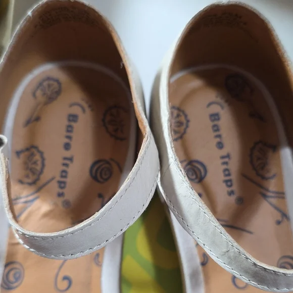 NIB Size 9.5 BareTraps Cream Cutout Sandals - Picture 4 of 8